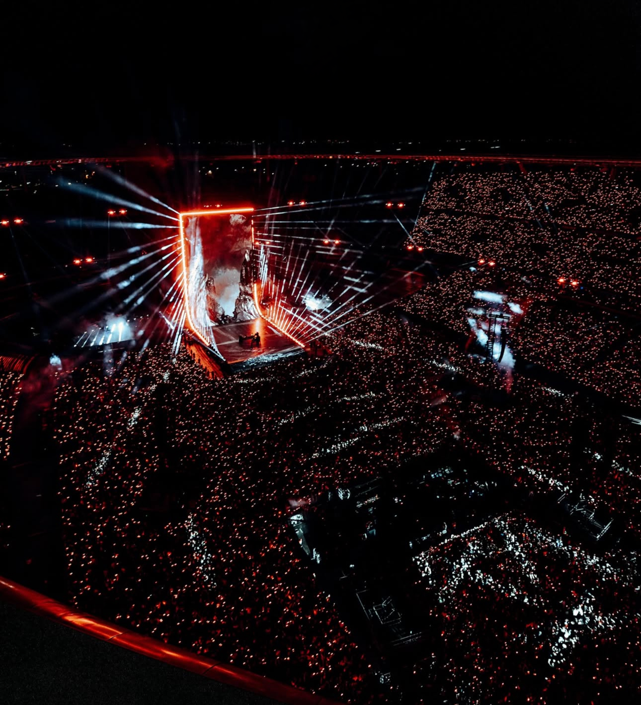 DJ SNAKE - STADE DE FRANCE RED VERTICAL STAGE